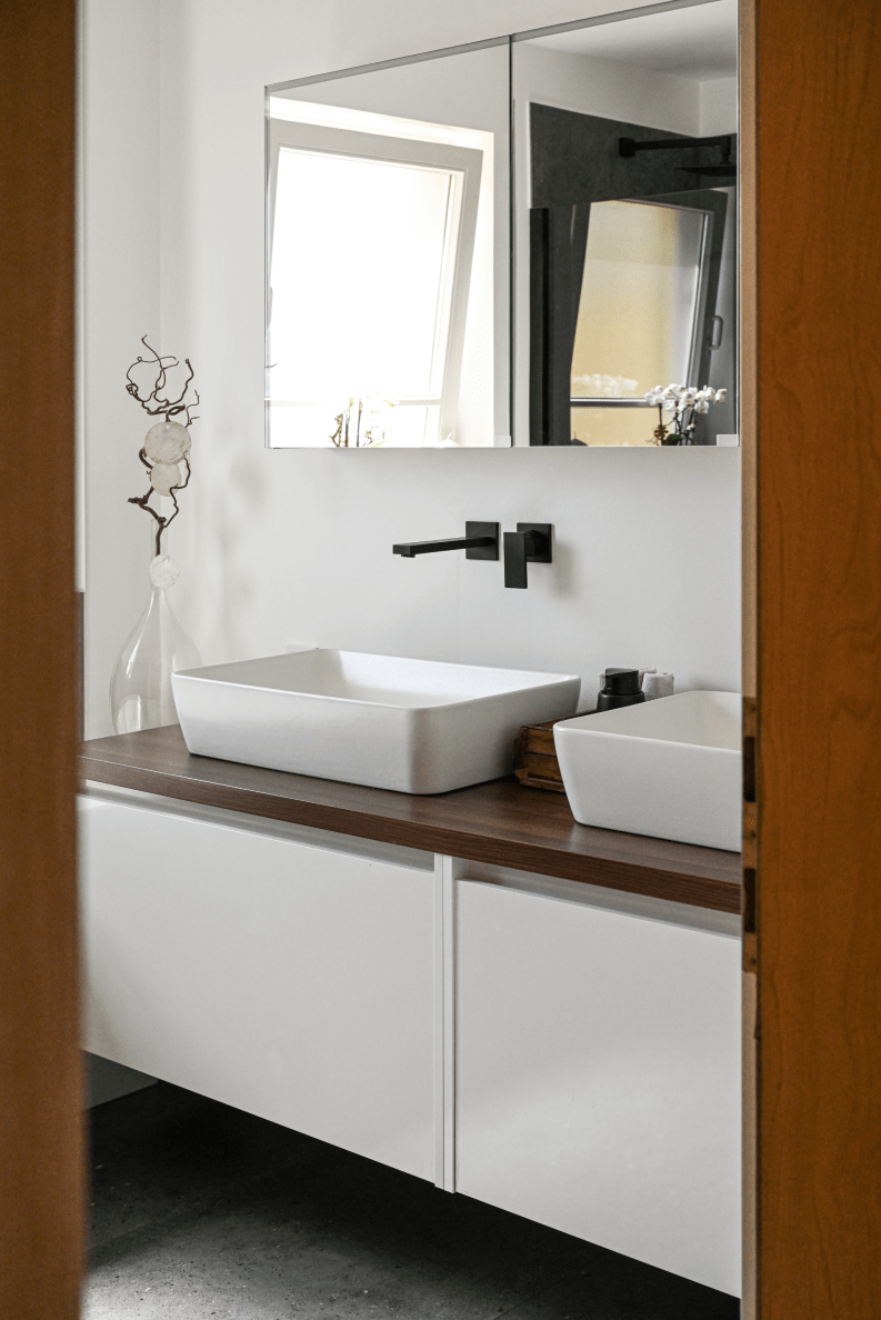 Waschbecken mit einer schwarzen Armatur