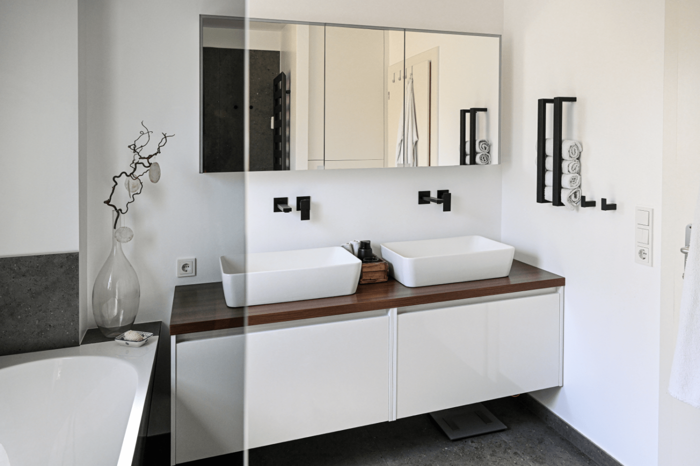 Großer Waschtisch mit zwei Waschbecken und großen Spiegel