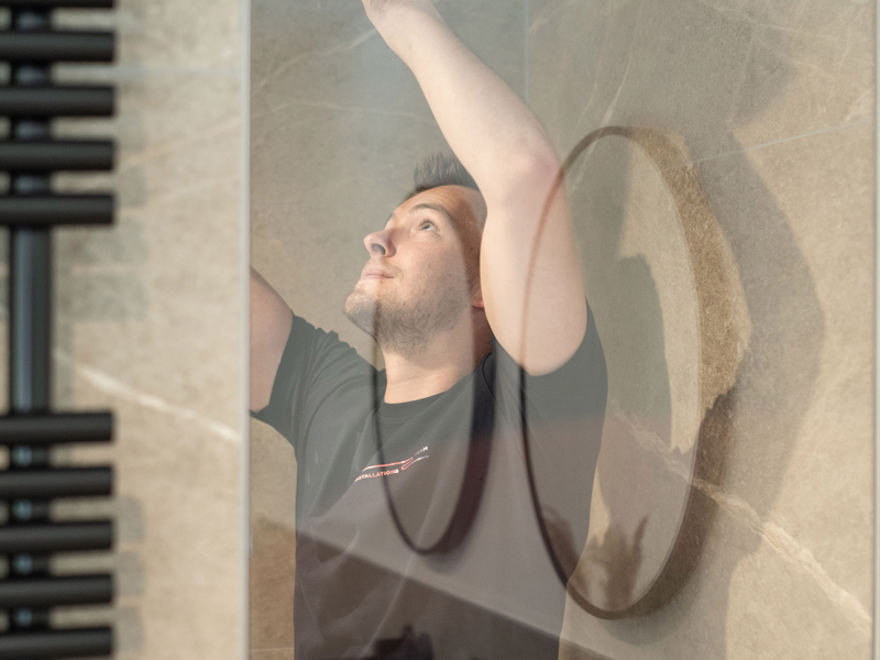 Installateur bei der Arbeit in einem Badezimmer